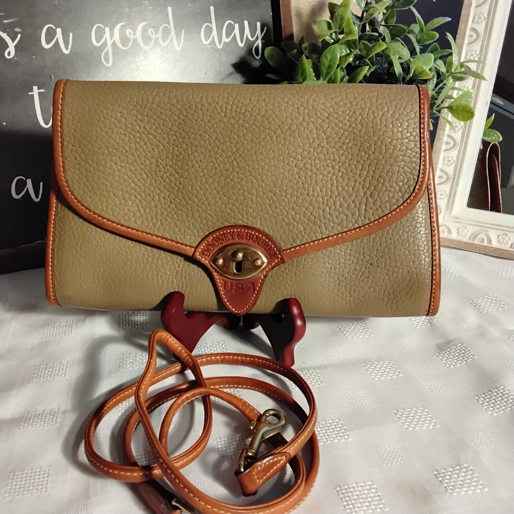 Vintage Dooney & Bourke USA all weather leather Calvary Pochette Crossbody Tan
